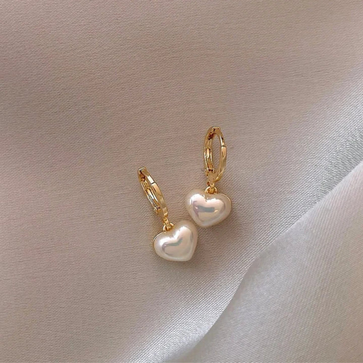 Elegantes Aretes de Corazón Blanco en Oro