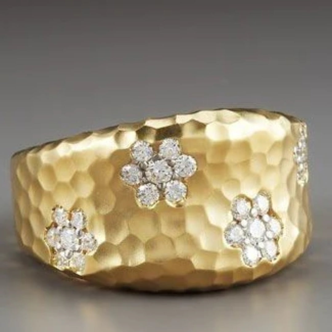 Anillo Dorado con Flor Brillante Vintage