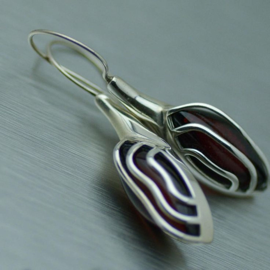 Aretes Vintage de Plata con Piedra Roja Oscura