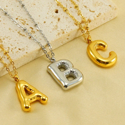 18k Oro Letras de Globo Collar