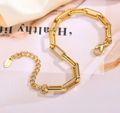 Pulsera Moderna con Cadena de Clip en Oro 18k