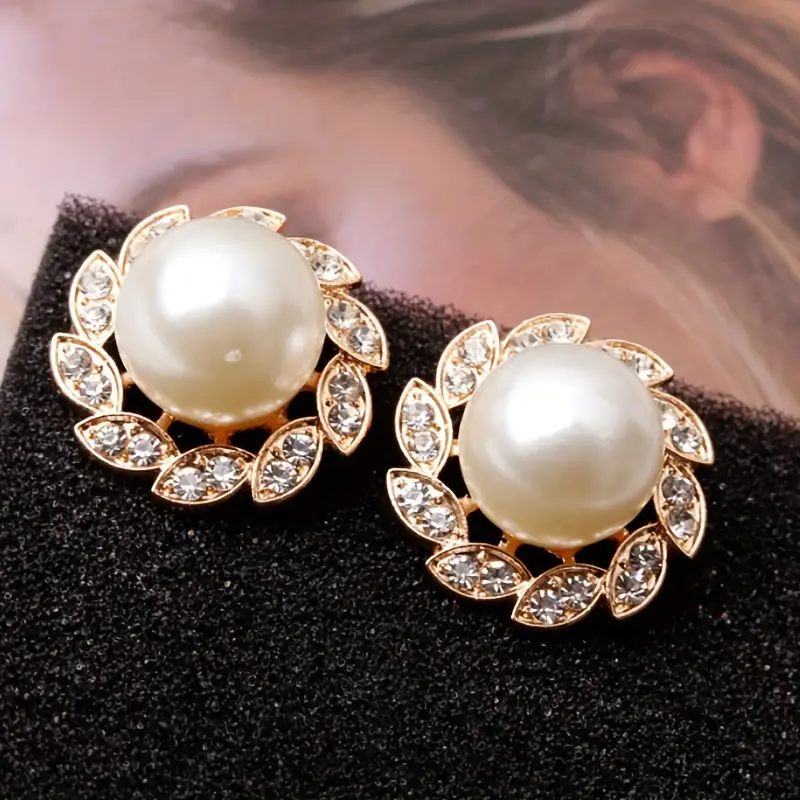 Aretes con Perlas y Hojas Brillantes Elegantes