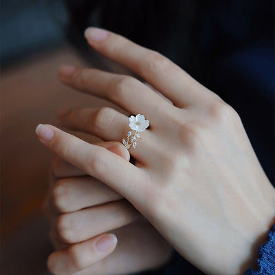 Anillo Ajustable Flor de Concha Blanca