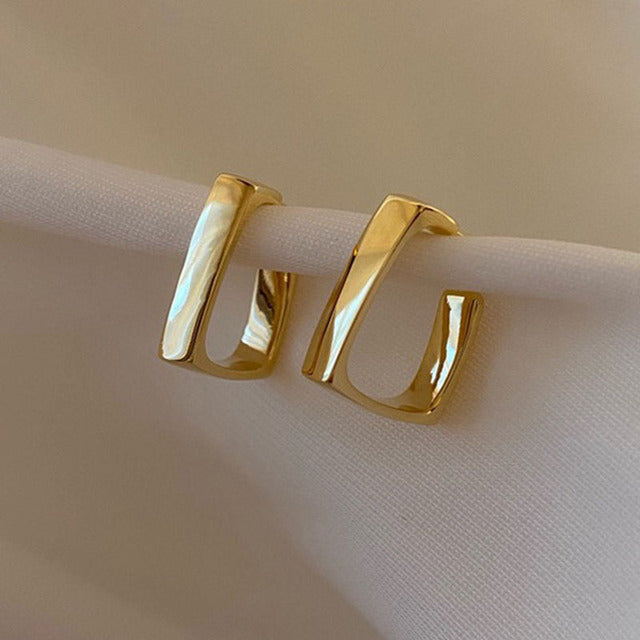 Aretes Minimalistas Geométricos de Aro en Oro