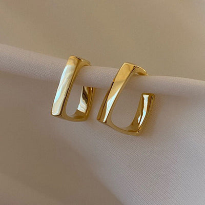 Aretes Minimalistas Geométricos de Aro en Oro