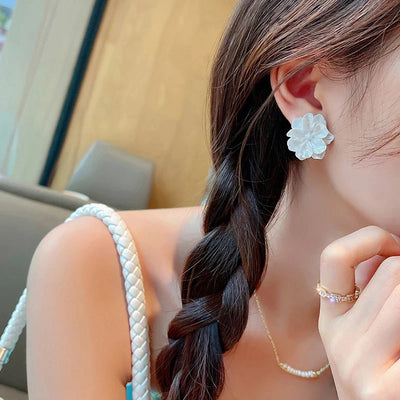 Aretes de Tuerca con Flor Blanca en Plata