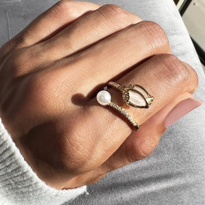 Anillo Ajustable de Tulipán con Ópalo Blanco y Perla en Oro