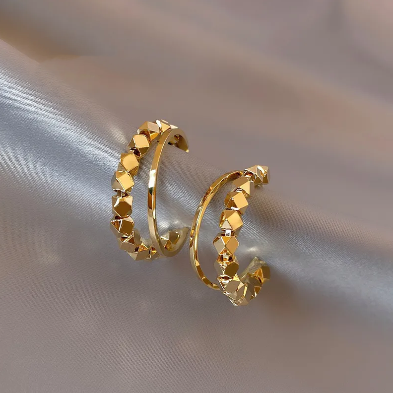 Elegantes Aretes Cubo de Oro