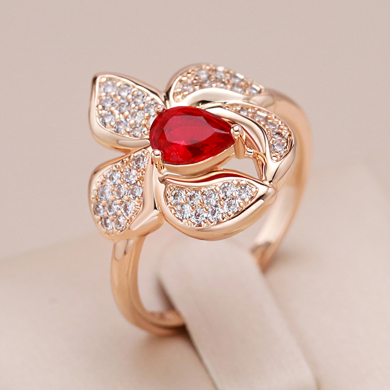 Anillo Elegante con Circonita Roja Dorado