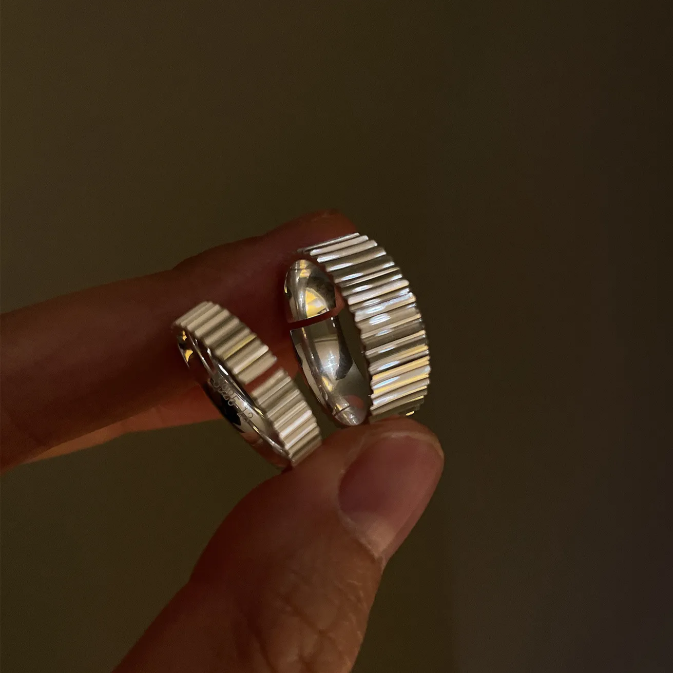 Elegante Conjunto de Anillos de Plata